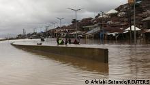 Flood water breaks a river bank and overflows into a settlement in Lokoja, Nigeria October 13, 2022. REUTERS/Afolabi Sotunde