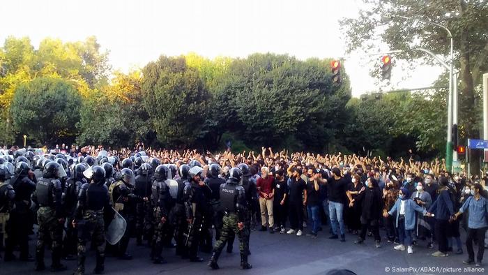 Die Menschen im Iran protestieren – ihnen steht eine Übermacht der Polizei gegenüber Die Menschen im Iran protestieren – ihnen steht eine Übermacht der Polizei gegenüber