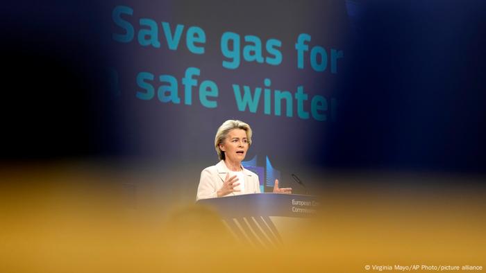 Ursula von der Leyen am EU-Rednerpult bei einer Pressekonferenz