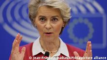 18.10.2022, Frankreich, Straßburg: Ursula von der Leyen, Präsidentin der Europäischen Kommission, spricht auf einer Pressekonferenz im Europäischen Parlament, bei der sie neue Maßnahmen zur Bekämpfung der hohen Energiepreise vorstellt. Foto: Jean-Francois Badias/AP/dpa +++ dpa-Bildfunk +++
