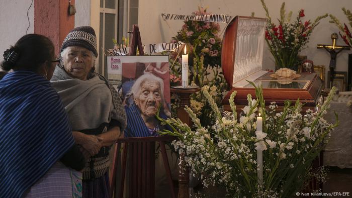 Familiares e amigos assistem ao funeral de María Salud Ramírez Caballero em sua casa na comunidade de Santa Fe de la Laguna, estado de Michoacán, México.