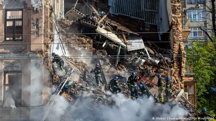 10月17日，基辅一栋民宅遭到俄罗斯无人机袭击，救援人员正进行搜救