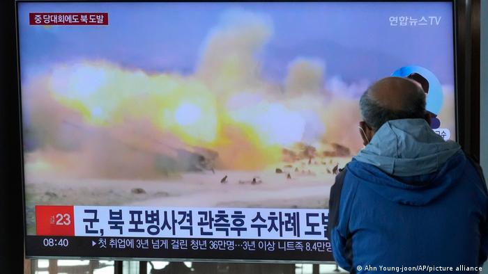 Una pantalla de televisión muestra la imagen de un ejercicio militar de Corea del Norte durante un programa de noticias en la estación de tren de Seúl, Corea del Sur, el 19 de octubre de 2022. 