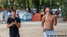 Tarnabod, Ungarn - TaMi Sommercamp 2022 Tarnabod, Ungarn - Marko Bodan und Daniel Kovacs beim Jonglieren (Sommerfest in Budapest) - Autor: Zoltan Szalontai
