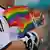 Fußball Fan mit Regenbogenfahnen