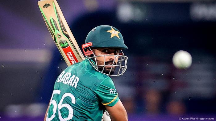 Barbar Azam, Pakistans Kapitän hat den Ball durch die Gitterstäbe seines Kricket-Helms fest im Blick und sein Schlagholz hinter der linken Schulter zum Schlag erhoben. Barbar Azam, Pakistans Kapitän hat den Ball durch die Gitterstäbe seines Kricket-Helms fest im Blick und sein Schlagholz hinter der linken Schulter zum Schlag erhoben.