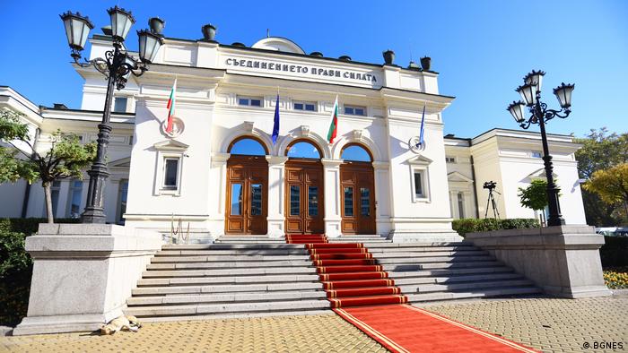 Хартиената бюлетина се върна: българският парламент окончателно прие да се