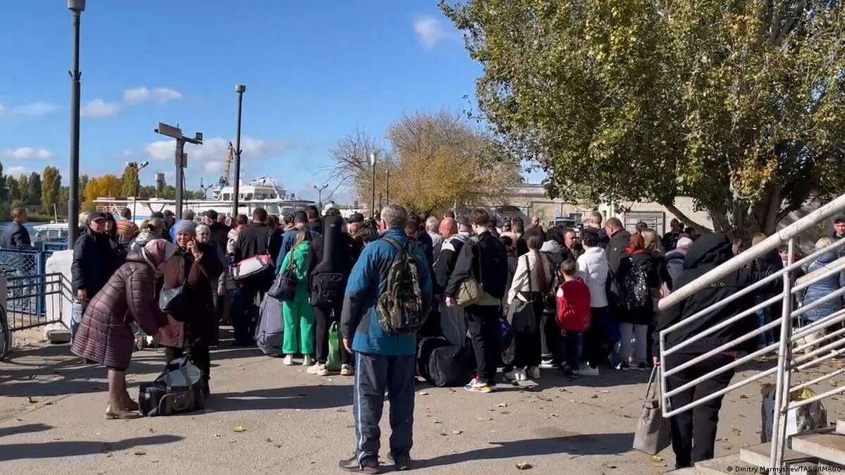 Ukraine updates Putin urges 'evacuation' from Kherson DW 11/04/2022