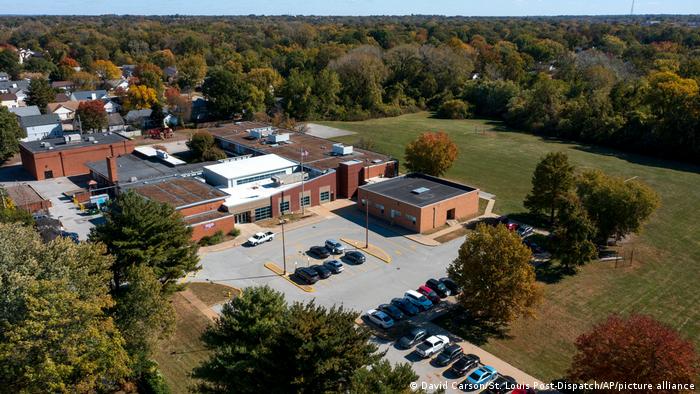 Esta foto aérea muestra la escuela primaria Jana, en el distrito escolar de Hazelwood, en Florissant.
