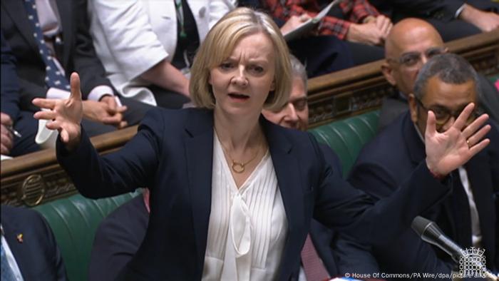 Liz Truss wild gestikulierend im Parlament Liz Truss wild gestikulierend im Parlament