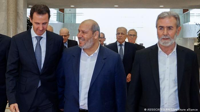 El presidente sirio Bashar al Asad (izquierda en la imagen) y Jalil Hayya, jefe de la oficina de relaciones árabes e islámicas de Hamás (centro) (19.10.2022)