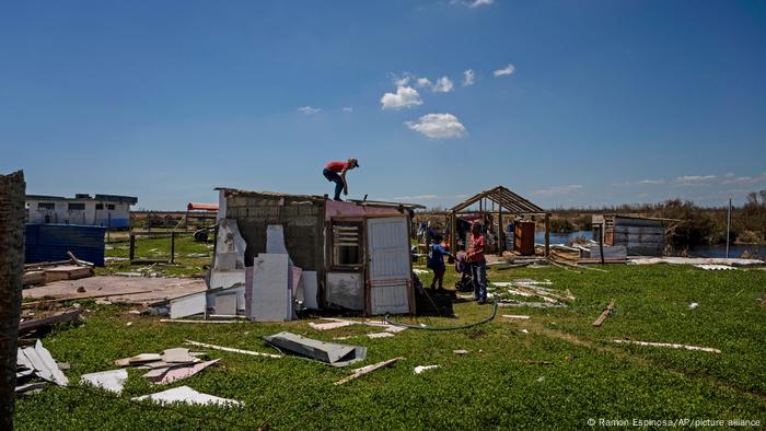 Un hombre intenta reparar el techo de su precaria vivienda, afectada por el paso del huracán Ian por Pinar del Río, en Cuba.