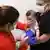 Шестимесячного ребенка прививают вакциной Moderna в США