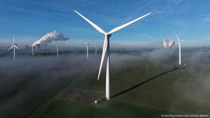 La neblina otoñal da el contexto ideal para una imagen que enfrenta dos maneras de entender el mundo. Adelante, generadores de energía eólica dominan el paisaje. De fondo, centrales a carbón producen electricidad para los habitantes de Bergheim, en Alemania, y sus alrededores. 