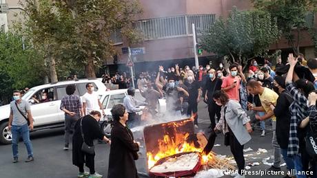 Режимът в Иран изправя протестиращи пред революционни трибунали Обвинението много