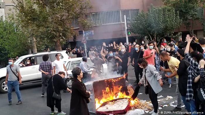 Режимът в Иран изправя протестиращи пред революционни трибунали. Обвинението много