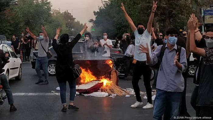 Incluyeron a más de 40 funcionarios y organizaciones de Irán en sus listas de sancionados. Las protestas sacuden el país tras la muerte de una joven de 22 años en manos de las autoridades islámicas. Entre los sancionados están altos funcionarios, miembros de la policía de la moral y del Cuerpo de los Guardianes de la Revolución, medios estatales de prensa y el vicefiscal general (23.01.2023).