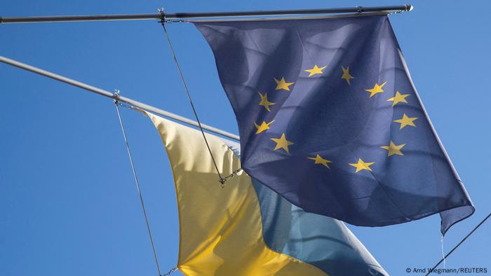 Banderas de Ucrania y la de Unión Europea.