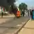 Des manifestants brûlent des pneus sur une artère de N'Djamena (20.10.2022)