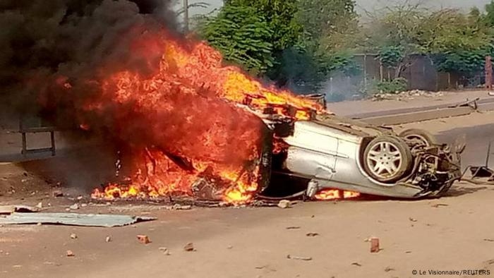Der Unmut der Demonstranten in N'Djamena ist groß: Hier dient ein brennendes Auto als Straßensperre Der Unmut der Demonstranten in N'Djamena ist groß: Hier dient ein brennendes Auto als Straßensperre