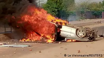 Une voiture en flamme sur une route de N'Djamena, illustrant la violence des manifestations contre le pouvoir tchadien (20.10.22)