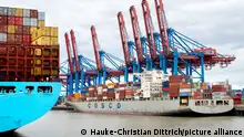 26.08.2021, Hamburg: Das Containerschiff Cosco Indonesia liegt vor den Containerbrücken der HHLA am Terminal Burchardkai in Waltershof. Foto: Hauke-Christian Dittrich