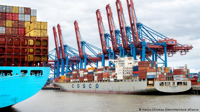 汉堡港的中远海运（COSCO）货轮