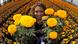 Una mujer sostiene un ramo de flores amarillas. Una mujer sostiene un ramo de flores amarillas.