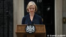 Britain's Prime Minister Liz Truss delivers a speech outside of 10 Downing Street in central London on October 20, 2022 to announce her resignation. - British Prime Minister Liz Truss announced her resignation on after just six weeks in office that looked like a descent into hell, triggering a new internal election within the Conservative Party. (Photo by Daniel LEAL / AFP)