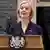 Premierministerin Liz Truss kündigt vor ihrem Londoner Amtssitz ihren Rücktritt an   