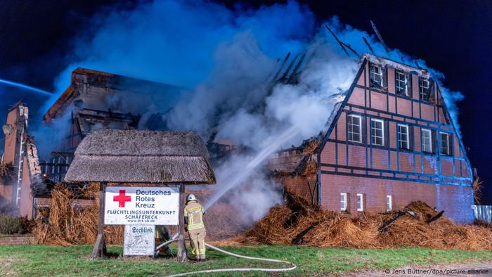 Das Feuer in der Flüchtlingsunterkunft in einem Dorfhotel brach am Mittwochabend aus Das Feuer in der Flüchtlingsunterkunft in einem Dorfhotel brach am Mittwochabend aus