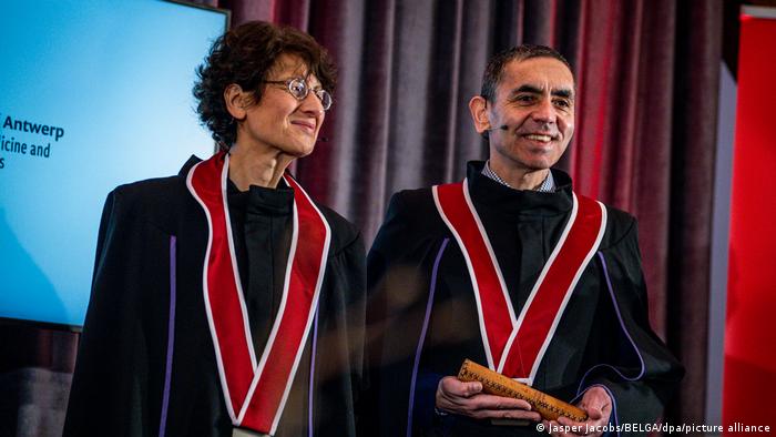 Özlem Türeci y Uğur Şahin durante la ceremonia de entrega de los títulos de Doctores Honoris Causa en la Universidad de Amberes, el jueves 31 de marzo de 2022.