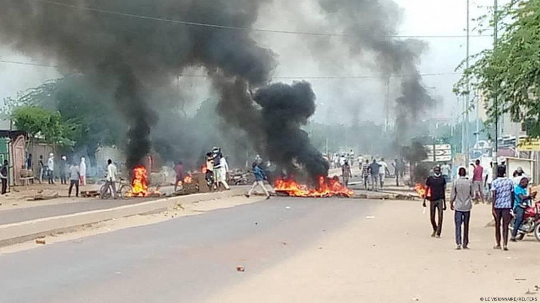 Des feux ont été allumés sur une chaussée de N'Djamena lors d'une manifestation du 20 octobre 2022 Des feux ont été allumés sur une chaussée de N'Djamena lors d'une manifestation du 20 octobre 2022