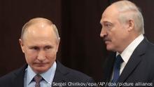 ARCHIV - 15.02.2019, Russland, Sotschi: Alexander Lukaschenko (r), Präsident von Belarus, und Wladimir Putin, Präsident von Russland, treffen sich zu einem gemeinsamen Gespräch. (zu dpa «Gefahr einer neuen Kriegsfront: Putin stationiert Truppen in Belarus») Foto: Sergei Chirikov/POOL EPA/AP/dpa +++ dpa-Bildfunk +++