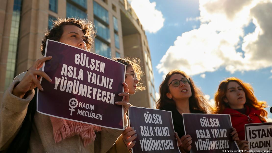 A group of women in front of Istanbul courthouse during the trial of Turkish pop-singer Gulsen Colakoglu