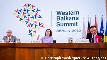 Annalena Baerbock (Bündnis 90/Die Grünen), Außenministerin, spricht neben Manuel Sarrazin (Bündnis 90/Die Grünen, l), Sonderbeauftragter der deutschen Bundesregierung für den Westbalkan, und Ranko Krivokapic (r), Außenminister von Montenegro, bei der Konferenz zum Westlichen Balkan im Auswärtigen Amt. +++ dpa-Bildfunk +++