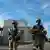 جنود روس يحرسون  مدخل محطة كاخوفكا الكهرومائية في منطقة خيرسون جنوب أوكرانيا 