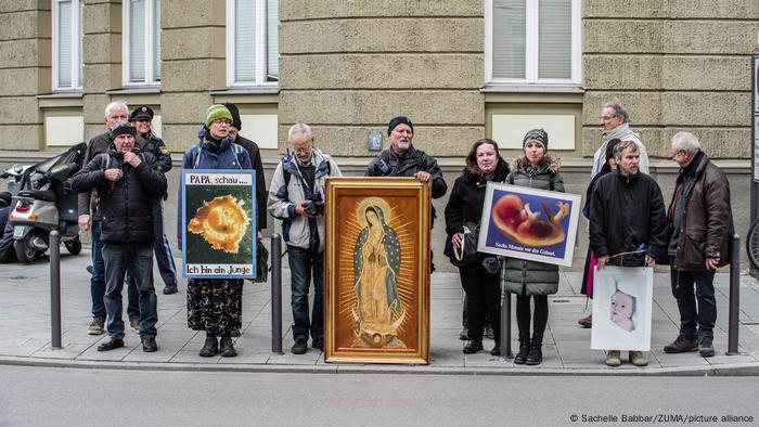 Grupos cristianos protestan desde hace tiempo ante la sede de Pro Familia en Múnich.
