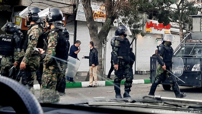 Uzbrojona policja na jednej z ulic Iranu