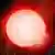 Se ha detectado un exoplaneta gigante de gas [derecha] con la densidad de un malvavisco en órbita alrededor de una estrella enana roja fría [izquierda].
