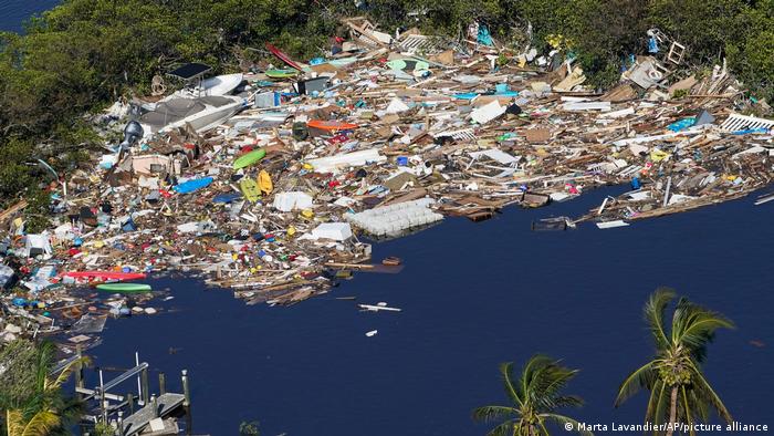 Los escombros se apilan al final de una cala tras los fuertes vientos y la marea de tormenta causados por el huracán Ian, el 29 de septiembre de 2022, en Barefoot Beach, Florida. 