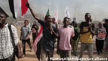 21.10.2022, Sudan, Khartum: Sudanesische Demonstranten nehmen an einem Protest teil, um fast ein Jahr nach einem Militärputsch unter der Führung von General Burhan die Rückkehr zur Zivilregierung zu fordern. Foto: Marwan Ali/AP/dpa +++ dpa-Bildfunk +++