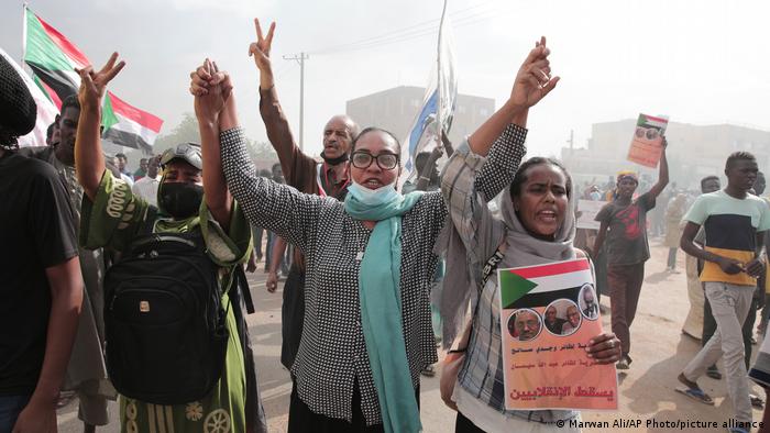 Frauen und Männer einer pro-demokratischer Gruppen bei einer Demonstration in Khartum im Oktober 2022