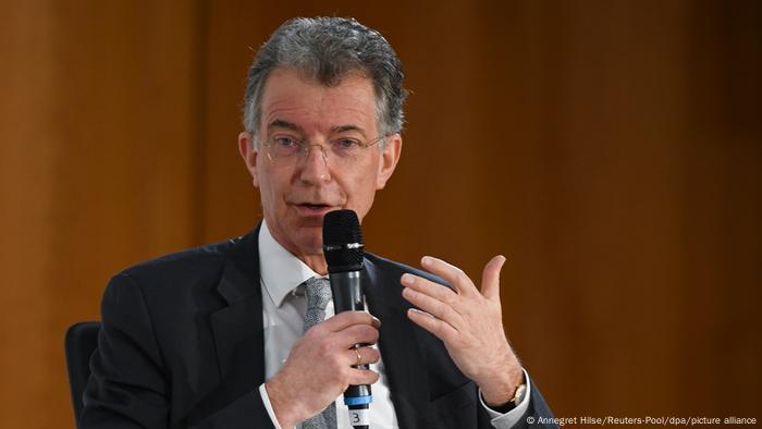 Der Chef der Münchner Sicherheitskonferenz Christoph Heusgen spricht auf einem Podium in ein Mikrophon.