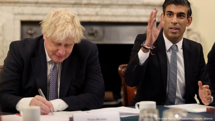 Boris Johnson (i) y Rishi Sunak (d).