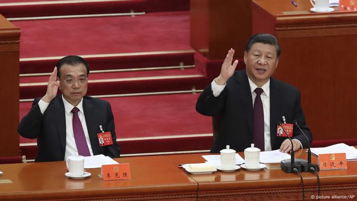 Chinas Staats- und Parteichef Xi Jinping (r.) und Regierungschef Li Keqiang beim Parteitag der Kommunistischen Partei in Peking Chinas Staats- und Parteichef Xi Jinping (r.) und Regierungschef Li Keqiang beim Parteitag der Kommunistischen Partei in Peking