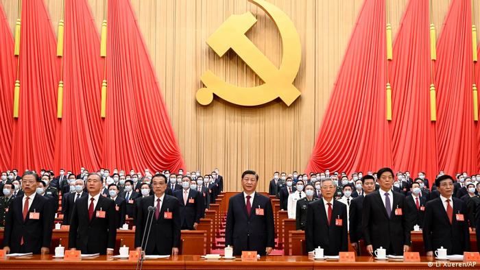 習近平成為毛澤東以來，站在權力最巔峰的中國領導人。圖為10月22日二十大閉幕式。