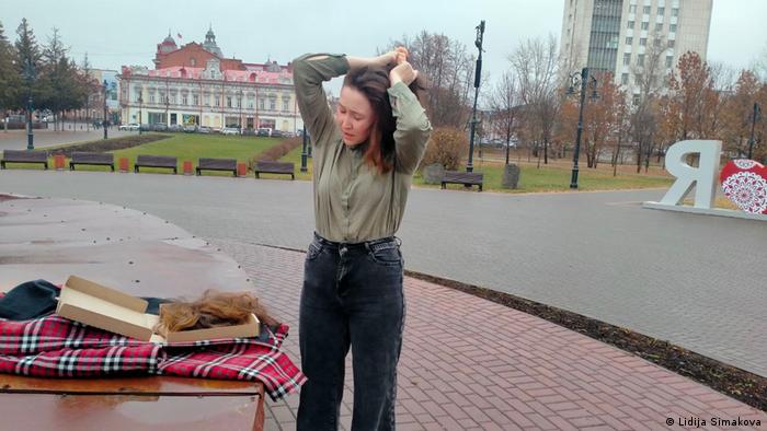 Албина Сентякова по време на протестната си акция в Томск