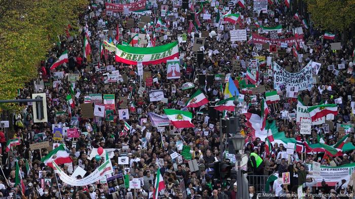 الآلاف يتظاهرون في برلين تضامنا مع المحتجين في إيران (22/10/2022)