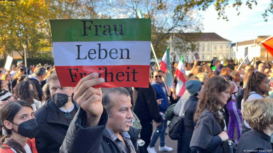 Iranci u egzilu, npr. u Nemačkoj, takođe demonstriraju protiv vlade u Teheranu